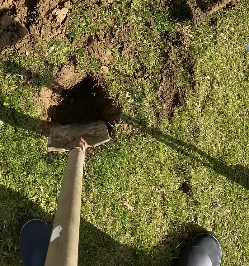 Arbeiten an einer Gartenfläche