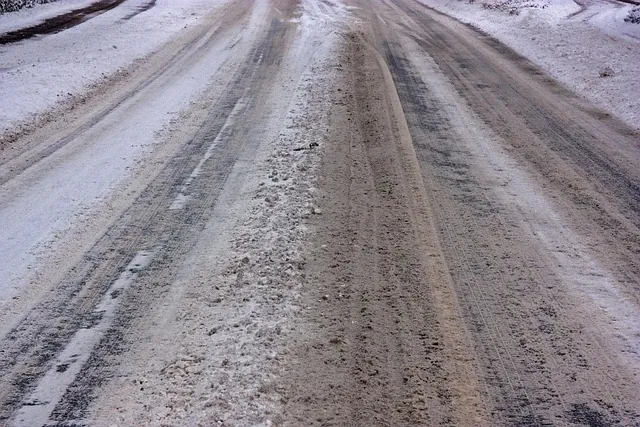 Verschneite und glatte Straße