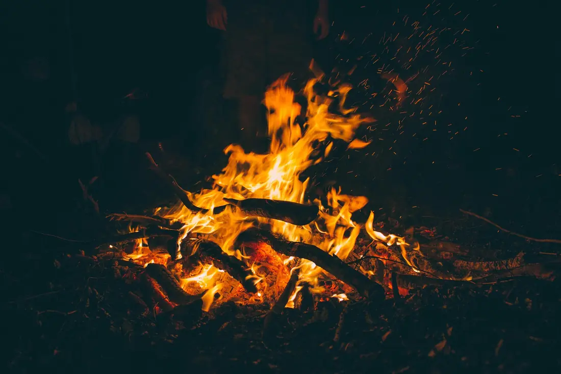 Brennendes Holz im Feuer