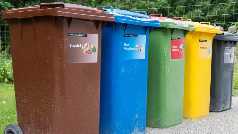 Saubere Mülltonnen in einer Reihe