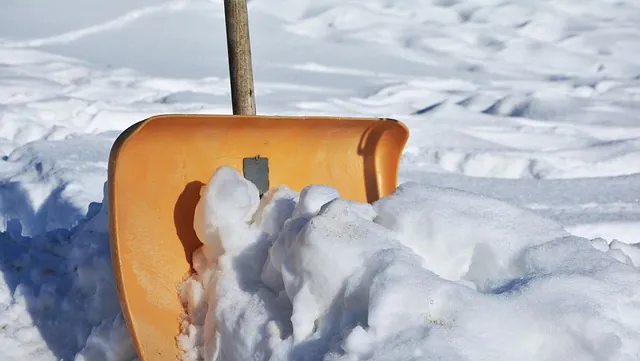 Schneeschaufel im Schnee
